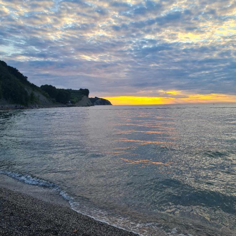 Plaža San Simon v Izoli – pogled na obalo in mirno morje